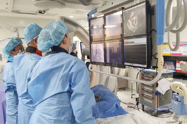 부천세종병원 심장중재 시술팀이 마이트라클립 시술을 시행하고 있다.