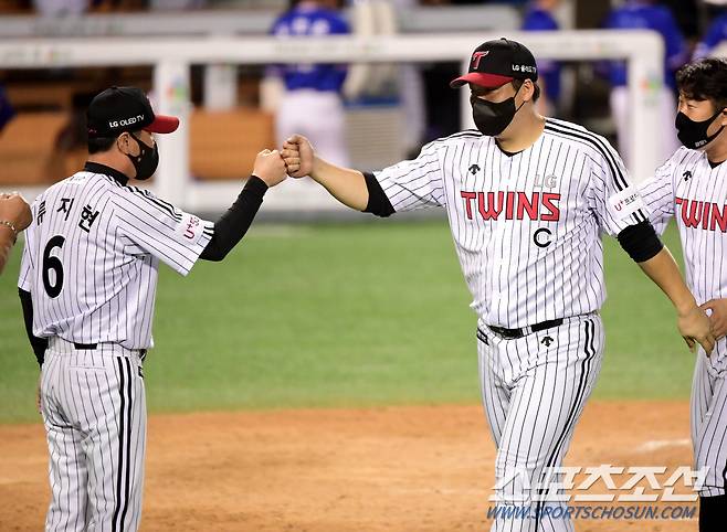 24일 서울 잠실야구장, KBO리그 삼성과 LG 경기. 11대3으로 승리한 LG 김현수와 류지현 감독이 승리를 자축하고 있다. 잠실=정재근 기자 cjg@sportschosun.com/2021.9.24/