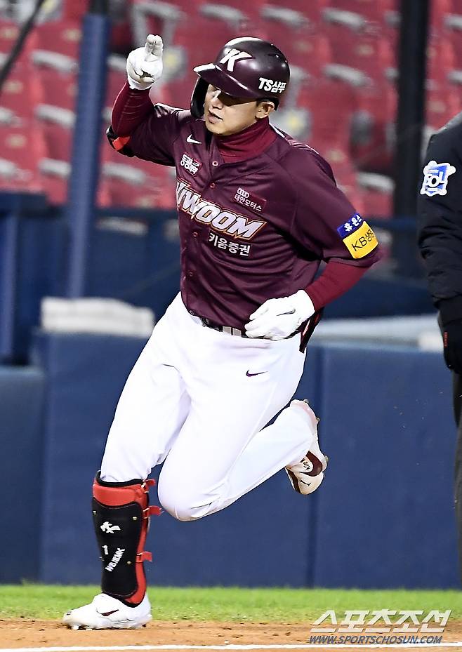 2021 KBO리그 LG 트윈스와 키움 히어로즈의 경기가 19일 잠실구장에서 열렸다. 5회초 1사 1,2루 키움 김웅빈이 스리런포를 날린 뒤 환호하고 있다. 잠실=박재만 기자 pjm@sportschosun.com/2021.10.19/