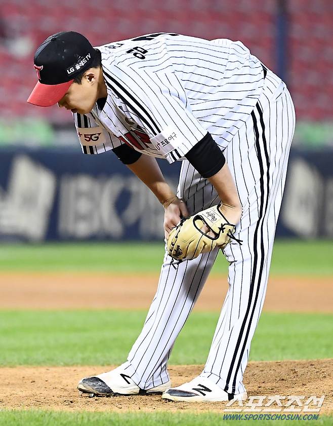 2021 KBO리그 LG 트윈스와 키움 히어로즈의 경기가 19일 잠실구장에서 열렸다. 5회초 1사 1,2루 키움 김웅빈에게 스리런포를 허용한 LG 임찬규가 아쉬워하고 있다. 잠실=박재만 기자 pjm@sportschosun.com/2021.10.19/