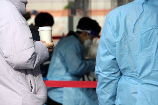 18일 오전 서울역 광장에 마련된 중구임시선별검사소에서 두꺼운 복장을 한 시민이 검사를 받기 위해 기다리고 있다. [이미지출처=연합뉴스]