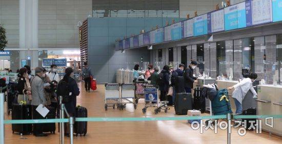 단계적 일상회복(위드 코로나) 시행 전 마지막 사회적 거리두기 시행 첫날인 18일 인천국제공항 2터미널 출국장에서 미국행 이용객들이 탑승 수속을 위해 줄을 서고 있다. /문호남 기자 munonam@
