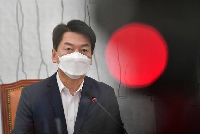 안철수 국민의당 대표가 18일 국회에서 열린 최고위원회의에 참석, 모두발언을 하고 있다./국회사진기자단