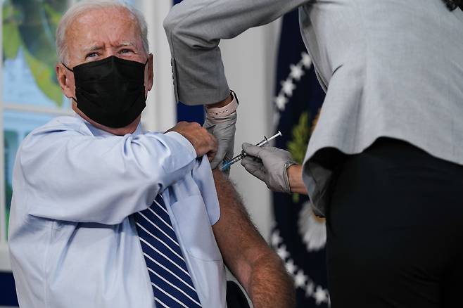 지난달 부스터샷을 맞는 조 바이든 미 대통령 모습/UPI 연합뉴스