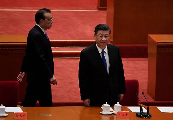 시진핑(오른쪽) 중국 국가주석과 리커창(왼쪽) 총리가 9일 수도 베이징의 인민대회당에서 열린 신해혁명 110주년 행사장에 참석하고 있다. /AP연합뉴스
