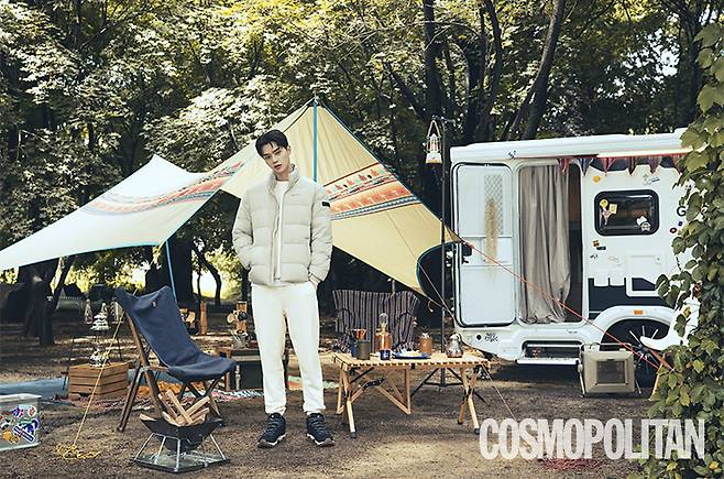 라이트 베이지 컬러 스트레치 구스다운 재킷, 베이직 티셔츠, 조거 스타일 트레이닝 팬츠, 고어텍스가 탑재된 트레킹 슈즈 모두 머렐.