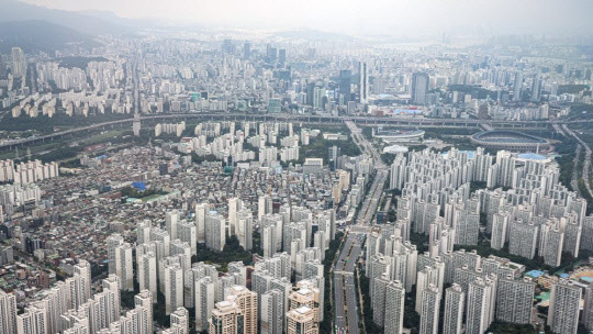 서울 송파구 잠실 롯데월드타워 '서울스카이' 전망대에서 바라본 서울 송파와 강남 일대 아파트 단지의 모습. <연합뉴스>