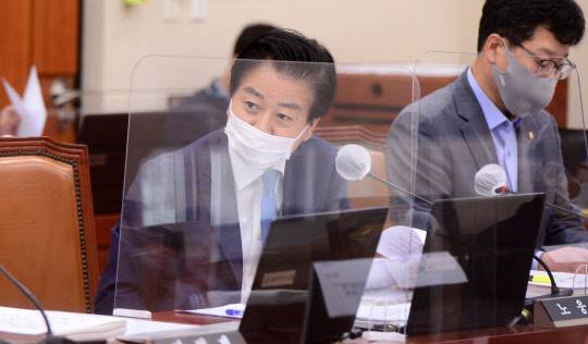 더불어민주당 노웅래 의원이 12일 서울 여의도 국회에서 열린 환경노동위원회 국정감사에서 질의하고 있다. 연합뉴스