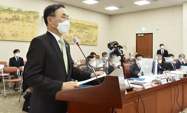 차정인 부산대 총장이 19일 오전 서울 여의도 국회에서 열린 국회 교육위원회의 경북대, 부산대, 전북대, 전남대, 제주대 등 지역 국립대와 경북대병원, 부산대병원, 전남대병원 등에 대한 국정감사에서 업무보고를 하고 있다. 2021.10.19 [국회사진기자단]