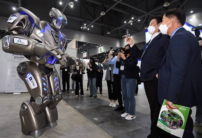 참관객들이 엔터테이너 로봇 타이탄 더 로봇의 공연을 즐기고 있다.