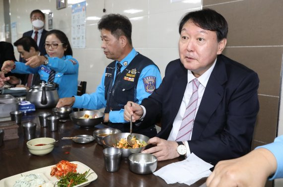 윤석열 국민의힘 대선 경선후보(오른쪽 첫번째)가 19일 오후 부산 연제구 부산개인택시조합을 방문해 조합원들과 간담회 후 식사를 위해 찾은 식당에서 비빔밥을 비비고 있다. 뉴스1