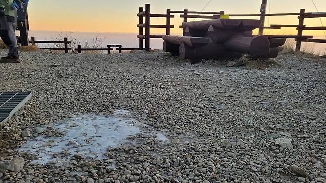 강원 전역에 한파특보가 발효 중인 17일 설악산 중청대피소 앞마당에 올가을 들어 첫얼음이 관측됐다. 설악산의 첫얼음은 지난해보다 11일가량 늦다. 설악산 국립공원 제공