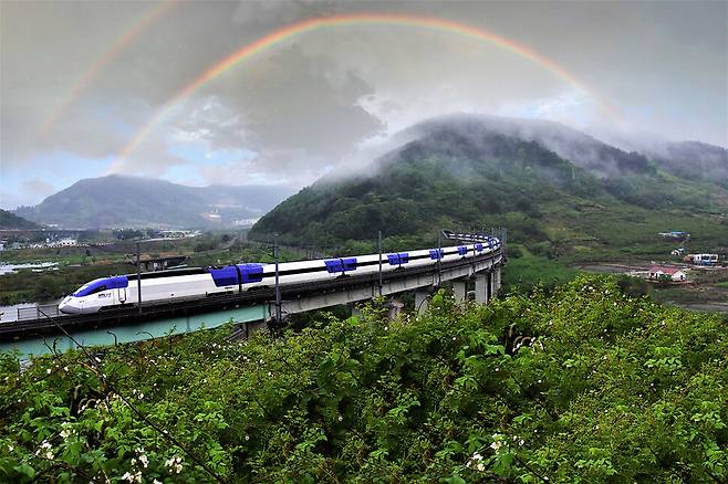 제12회 철도사진공모전 은상 수상작 ‘아름다운 산천호’(김창덕 작). 경전선 삼랑진역 인근. 한국철도 제공