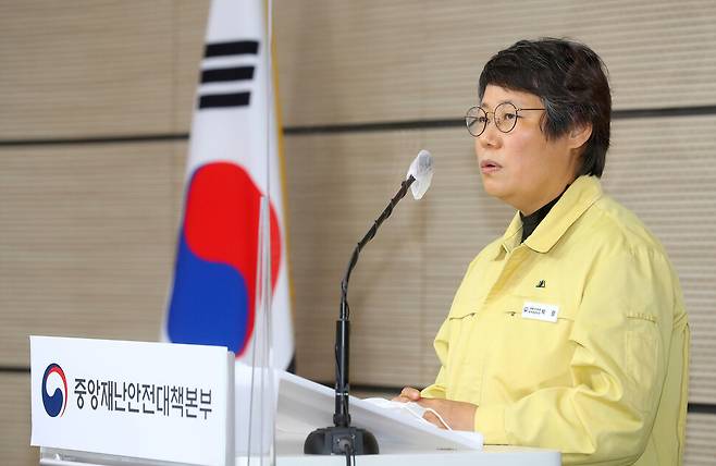 박향 중앙사고수습본부 방역총괄반장이 19일 정부세종청사에서 코로나19 대응 중앙재난안전대책본부 비대면 정례브리핑을 하고 있다. 연합뉴스