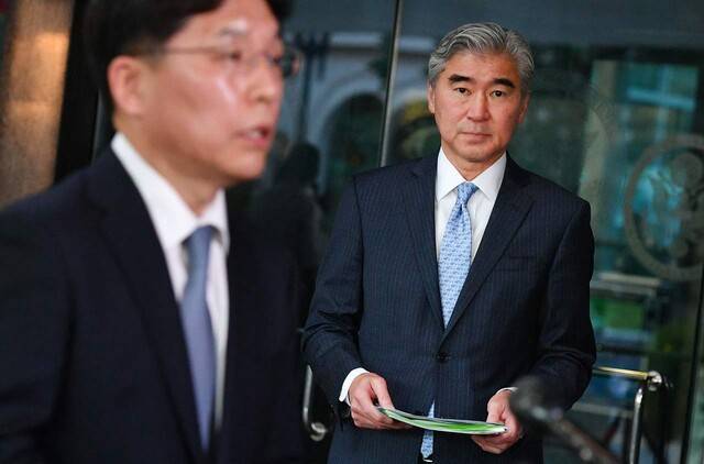18일 미국 워싱턴의 미 국무부 청사 앞에서 한미 북핵 수석대표 협의를 마친 노규덕 외교부 한반도평화교섭본부장(왼쪽)과 성김 미 대북특별대표가 기자들의 질문에 답하고 있다. 워싱턴/AFP 연합뉴스