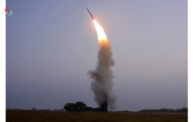 북한이 지난달 30일 신형 반항공 미사일을 시험발사할 당시 모습. 조선중앙TV 캡처