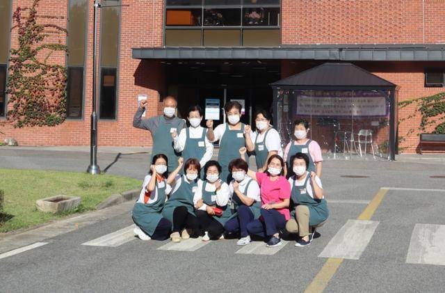 사회적경제형 간병서비스 시범사업에 참여한 간병인들이 기념촬영을 하고 있다. 아산시 제공