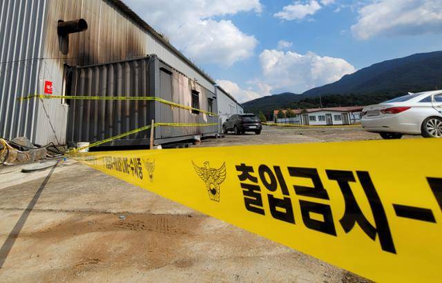 19일 충남 청양군 화성면 장계리 화성농공단지 내 한 컨테이너에서 화재가 발생해 경찰이 현장 감식을 하고 있다. 이 화재 현장에서 시신 3구가 심하게 훼손된 채 발견됐고, 다른 1명도 심정지 상태로 병원에 옮겨졌으나 숨졌다. 연합뉴스