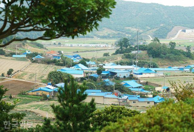 수국 색깔(블루라이트)로 지붕을 장식한 도초도 마을.