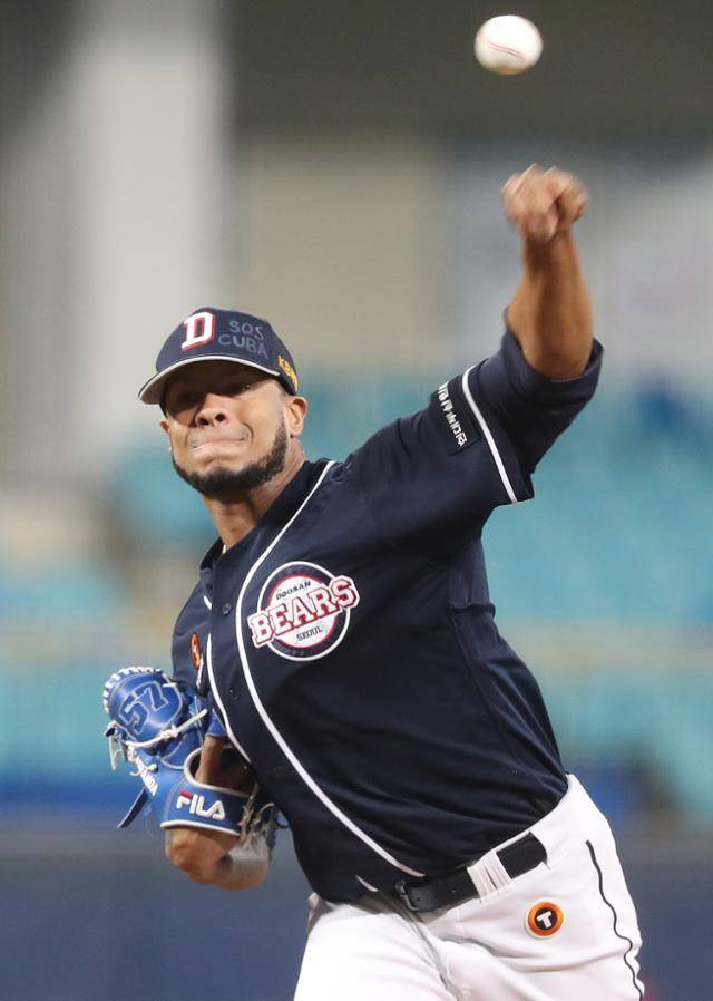 두산 아리엘 미란다가 19일 대구 삼성라이온즈파크에서 열린 삼성전에 선발 등판해 역투하고 있다. 대구=뉴스1