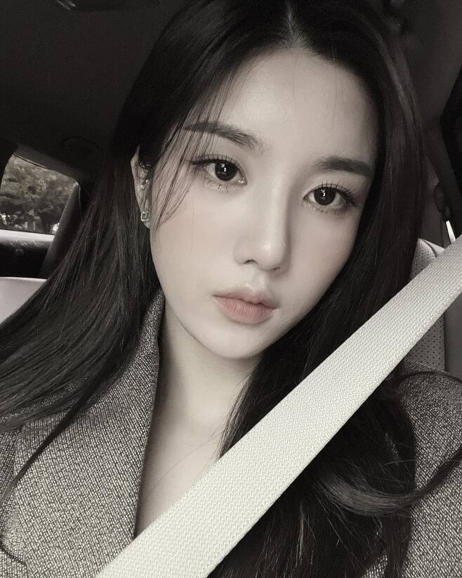Kwon Eun-bi from group IZ*ONE showed off the perfect visual and focused on netizens attention.On the afternoon of the 19th, Kwon Eun-bi posted several photos of emoticons without comment through personal instagram.In the open photo, Kwon Eun-bi took a self-portrait in the car, especially his distinctive features and beautiful expressions, which made the audience feel excited.The netizens who saw this had various reactions such as It is so beautiful, It is beautiful and Goddess beauty.Meanwhile, Kwon Eun-bi released his Solo album OPEN (Open) in August, and acted as the title song DOOR (door) and announced his start as a Solo Singer.iMBC  Photo Source Kwon Eun-bi Instagram