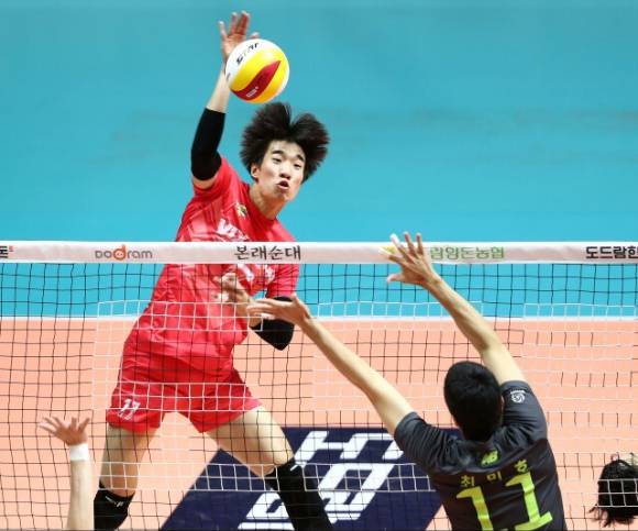 한국전력은 19일 열린 삼성화재와 원정 경기에서 세트 스코어 3-0으로 이겨 2021-22시즌 V리그 팀의 첫 경기에서 승리하며 산뜻하게 출발했다. [사진=발리볼코리아닷컴]