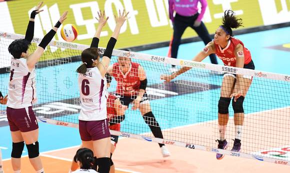 페퍼저축은행 외국인 선수 엘리자벳이 19일 광주 염주체육관에서 열린 KGC인삼공사와의 '도드람 2021-22 V리그' 여자부 1라운드 홈 경기에서 공격을 시도하고 있다. [사진=한국배구연맹(KOVO)]