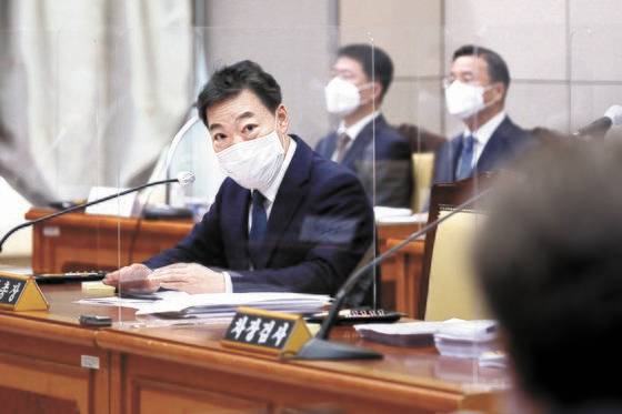 김오수 검찰총장은 18일 서울 서초동 대검찰청에서 열린 국정감사에서 성남시 고문변호사로 일한 전력과 관련해 ‘대장동 특혜’ 연루 의혹은 억울하다는 입장을 밝혔다. [국회사진기자단]