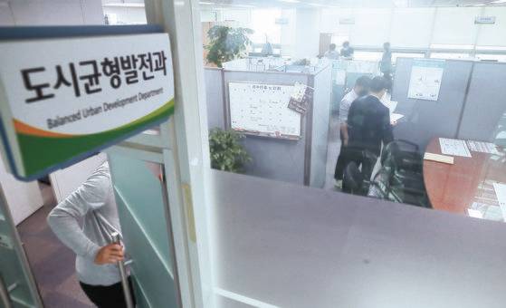 대장동 개발 로비·특혜 의혹 사건을 수사 중인 검찰이 지난 15일 오전 성남시청을 압수수색중이다.   서울중앙지검 전담수사팀은 이날 오전 9시께 성남시청에 검사와 수사관 등 20여명을 보내 도시주택국, 교육문화체육국, 문화도시사업단, 정보통신과 등 대장동 개발 사업 관련 부서에서 필요한 자료를 확보 중이다. 연합뉴스