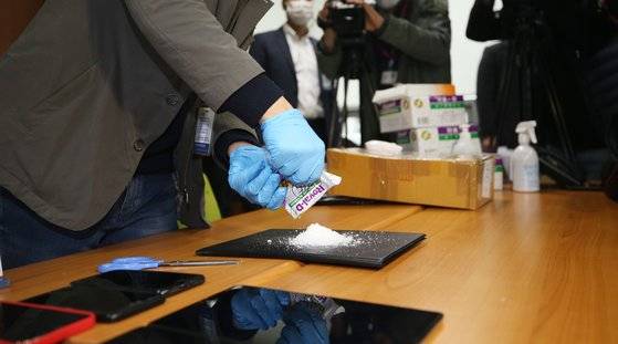 전북경찰청 마약수사대가 마약을 비타민으로 위장해 밀반입한 뒤 국내에 유통한 태국인 7명을 구속했다. 사진은 경찰이 이들에게서 압수한 필로폰과 야바정. 연합뉴스