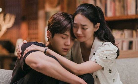 TVN드라마 '갯마을 차차차'에서 주연을 맡은 배우 김선호(왼쪽)과 신민아. [사진 TVN]