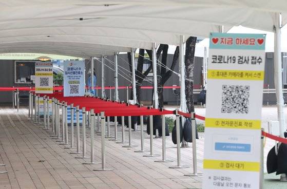 19일 서울시청 앞 광장에 마련된 신종 코로나바이러스 감염증(코로나19) 임시선별검사소가 다소 한산한 모습을 보이고 있다.   연합뉴스
