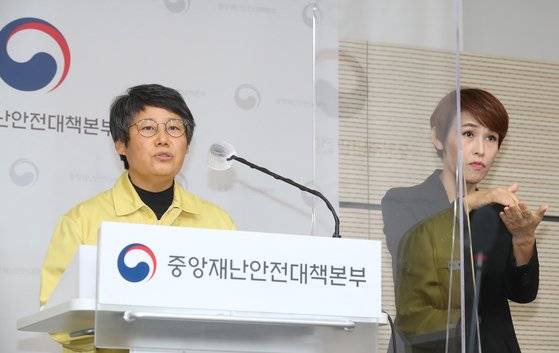 박향 중앙사고수습본부(중수본) 방역총괄반장이 19일 정부세종청사에서 코로나19 대응 중앙재난안전대책본부(중대본) 비대면 정례브리핑을 하고 있다. 연합뉴스