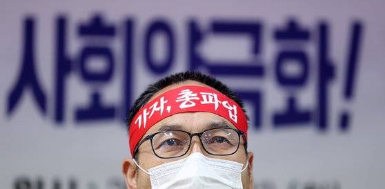 지난  12 일 오전 서울 중구 민주노총 교육원에서 전국학교비정규직연대회의 학교비정규직 파업 찬반투표 결과 발표 및 총파업 총력투쟁 선포 기자회견 참가자들이 발언을 이어가고 있다. 뉴스1