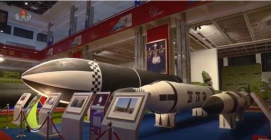 지난 11일 북한은 국방발전전람회에서 잠수함발사탄도미사일(SLBM)을 전시하면서 그동안 알려지지 않았던 소형의 SLBM도 함께 전시했다. 조선중앙TV