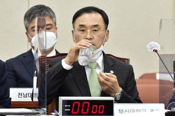 차정인 부산대 총장이 19일 서울 여의도 국회에서 열린 교육위원회의 부산대·경북대·전남대·전북대·제주대·부산대병원 등에 대한 국정감사에서 목을 축이고 있다. 뉴스1