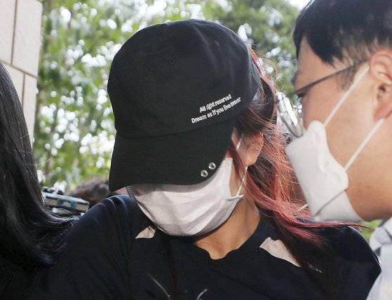남자친구를 만나러 집을 나가 외박을 한 사이 혼자 방치된 3살 딸을 숨지게 한 30대 엄마 A씨가 8월 10일 오후 구속 전 피의자 심문(영장실질심사)을 받기 위해 인천시 미추홀구 인천지방법원으로 들어서고 있다. 연합뉴스