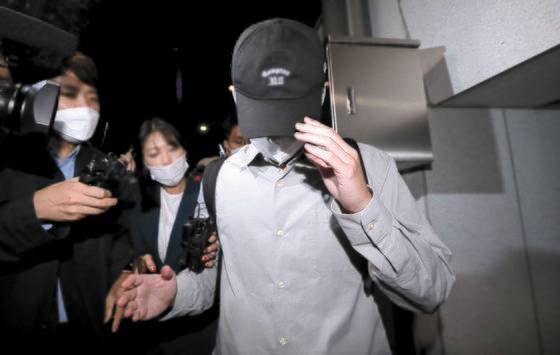 성남시 대장동 개발사업 특혜 의혹을 받는 화천대유자산관리에서 퇴직금 50억원을 받은 곽상도 의원 아들이 8일 오후 경기도 수원시 경기남부경찰청에서 조사를 마치고 나오고 있다. 연합뉴스