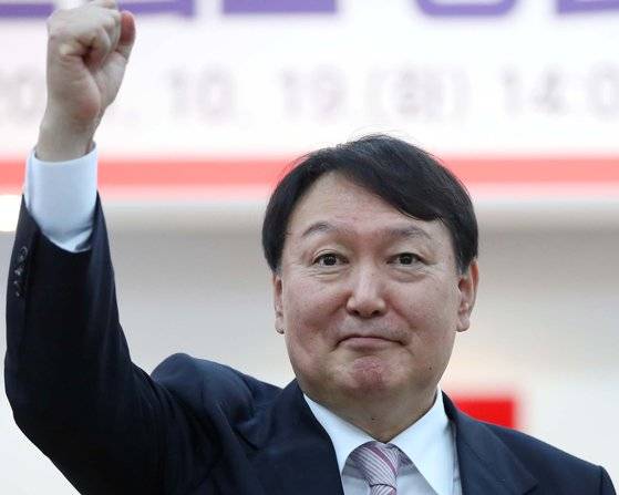 국민의힘 대선주자 윤석열 전 검찰총장이 19일 오후 창원 의창구 경남도당에서 열린 ‘경남 선대위 임명장 수여식’에서 발언 후 손을 들어 인사하고 있다. 연합뉴스