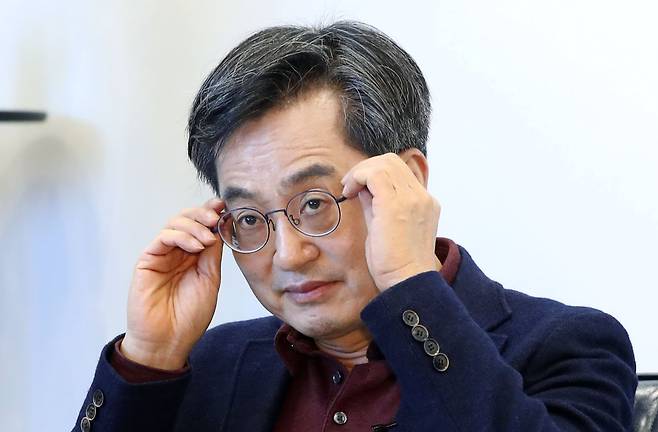 김동연 전 경제부총리가 지난 17일 서울 성동구 서울숲 포휴에서 열린 여야 대선 후보에 대한 정책을 검증하는 선후포럼에 참석해 시작에 앞서 안경을 고쳐쓰고 있다. [국회사진기자단]