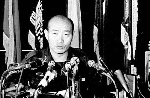 1979년 10.26 직후 보안사령관이던 전두환 소장이 시해사건에 대한 수사결과를 발표하는 모습.대중 앞에 처음 등장한 날이다.