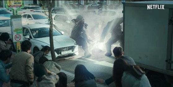 예고편 속 지옥의 사자가 등장하는 장면. 영화의 맨 처음 등장하는 장면이기도 한데 관객들의 시선을 사로잡을 만하다. [사진 '지옥' 예고편 캡쳐]