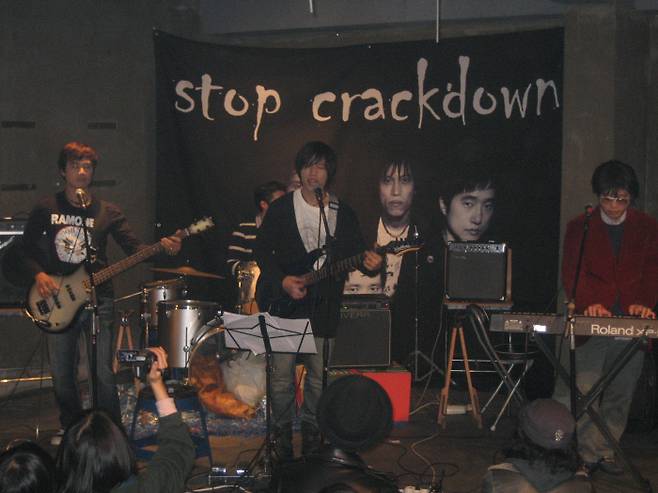 미누가 보컬로 활동했던 록밴드 ‘스탑크랙다운’의 6주년 기념공연.