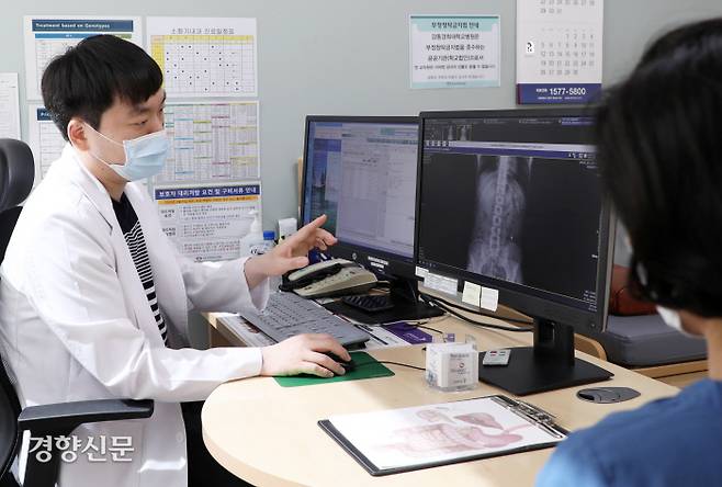 간질환 치료 분야의 전문가인 김하일 교수가 외래 진료에서 복부 촬영 영상을 보여주며 설명을 하고 있다.&nbsp;강동경희대병원 제공