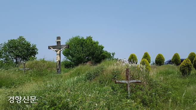 유항검 복자 가족 원 묘지터가 있던 바우배기엔 십자고상만 설치됐다. 이곳에서 3인의 순교자 유해가 발견되리라곤 그 누구도  생각하지 못했다. 사진은 발굴작업이 진행되기 전 바우배기 일대 모습. 지금은 폐쇄돼 들어갈 수 없다. 유해는 초남이성지 ‘한국 최초 순교자 묘소’로 옮겼다.  전주교구 제공