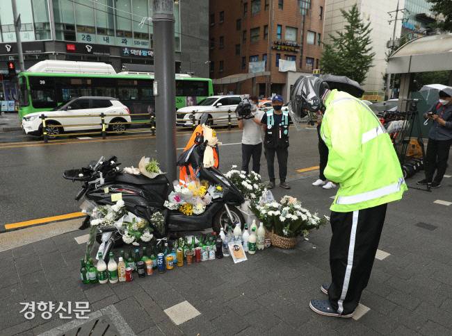 지난 8월27일 한 배달 노동자가 서울 강남구 선릉역에서 전날 화물차에 치여 숨진 배달 노동자를 추모하고 있다. 강윤중 기자