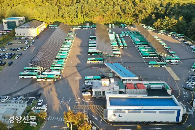 수소충전소와 CNG충전소, 전기버스 충전기 및 태양광 패널이 모두 설치돼 있는 수원시 동부버스공영차고지 친환경에너지클러스터 전경. 수원시 제공