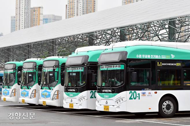 수원시 영통구 하동에 위치한 수원시 동부버스공영차고지에서 전기버스들이 줄지어 충전하고 있다. 수원시 제공