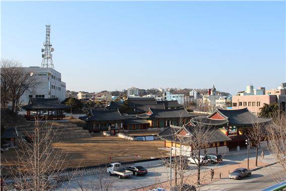강릉국제영화제의 야외상영 시설이 설치될 예정인 강릉대도호부(江陵大都護府) 관아 전경. 강릉시 제공