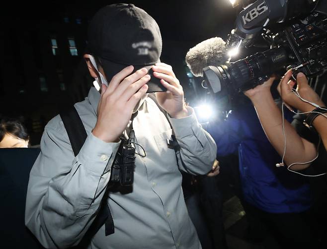 화천대유자산관리에서 퇴직금 50억원을 받은 곽상도 의원 아들이 지난 8일 오후 경기 수원시 경기남부경찰청에서 조사를 마치고 나오고 있다. 연합뉴스